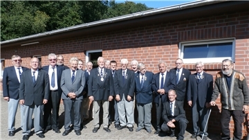 In lockerer Reihenfolge stellten sich die anwesenden Kameraden zum Erinnerungsfoto vor das Schützenhaus. 