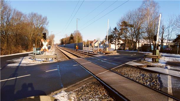 In Loxstedt werden Lärmschutzwände gebaut, wie hier am Bahnübergang Hohewurthstraße.