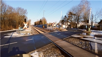 In Loxstedt werden Lärmschutzwände gebaut, wie hier am Bahnübergang Hohewurthstraße.