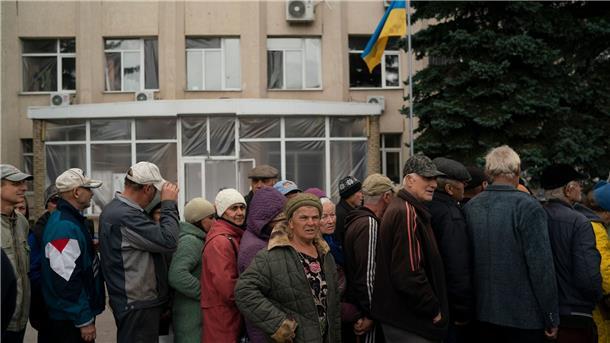 Krieg in der Ukraine: So ist die Lage In Lyman werden Hilfsgüter an die Bewohner verteilt.