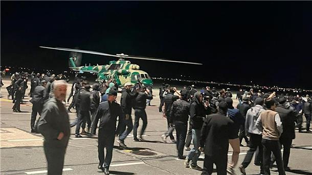 Kreml äußert sich zu antisemitischen Übergriffen In Machatschkala sind zahlreiche Menschen auf das Flugfeld gelaufen, weil dort eine Maschine aus Tel Aviv gelandet war.