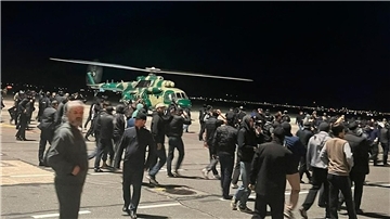 In Machatschkala sind zahlreiche Menschen auf das Flugfeld gelaufen, weil dort eine Maschine aus Tel Aviv gelandet war.