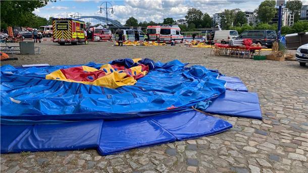 Hüpfburg-Unfall: Polizei ermittelt gegen Betreiber In Magdeburg ist eine Hüpfburg in die Elbe geweht worden.