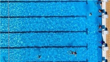 In manch einer Kommune ist für das Schwimmbad kein Geld mehr da. (Archivbild)