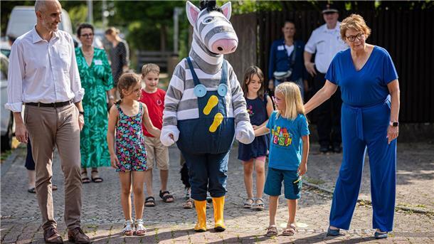 In manchen Städten gibt es zum Start eines neuen Schuljahres Aktionen für einen sicheren Schulweg.
