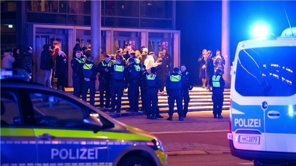 Junge Leute randalieren in Kinos - Polizei: Hinweise auf TikTok-Trend Polizisten stehen während des Einsatzes mit Besuchern vor einem Kino. I
