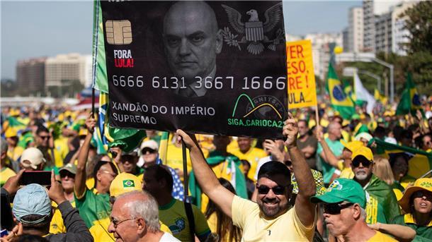 Brasiliens Ex-Präsident Bolsonaro muss in Hausarrest In mehreren Städten demonstrierten Unterstützer Bolsonaros und forderten eine Amnestie für ihn.