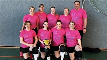 Die Volleyball-Frauenmannschaft des SV Nordenham mit Kristina Behrens, Rebecca Willuhn, Joline Berndt, Kristina Becker, Stefan Plewka, Maryna Khodak, Christin Gotzmann, Kathrin Niedzella und Lilia Folmer.