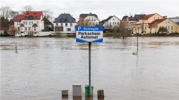 In Minden (Nordrhein-Westfalen) ist die Weser über die Ufer getreten,