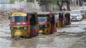 In Mogadischu sind Straßen nach starkem Regen überflutet.