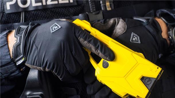 In Niedersachsen haben nur wenige Polizisten Taser als Abwehrwaffe. Andere Länder haben dagegen alle Beamten damit ausgestattet.Arnold/dpa
