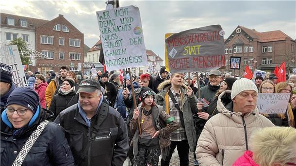 Menschen auf einer Kundgebung gegen rechts auf dem Nordenhamer Marktplatz.
