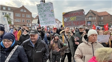 Menschen auf einer Kundgebung gegen rechts auf dem Nordenhamer Marktplatz.