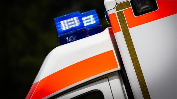 Auto prallt mit Krankenwagen zusammen und überschlägt sich In Northeim prallt ein Auto mit einem Rettungswagen auf einer Einsatzfahrt zusammen. (Symbolbild)