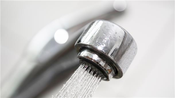 In öffentlichen Gebäuden soll Warmwasser überall dort abgestellt werden, wo es nur dem Händewaschen dient. So schreibt es jetzt der Bund vor. Er will Energie sparen.