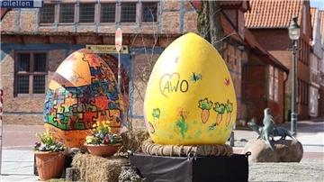 Große Ostereier stehen in der Otterndorfer Innenstadt.