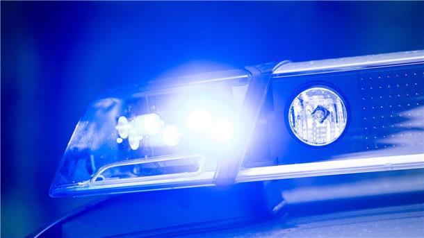 29-Jähriger fährt betrunken in den Gegenverkehr - Frau verletzt - Hoher Schaden Blaulicht der Polizei.