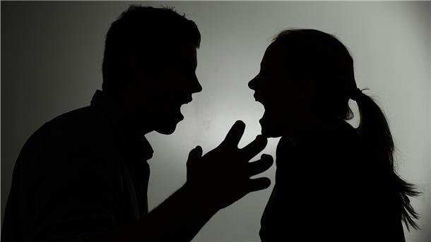 Die Schatten einer Frau und eines Mannes.