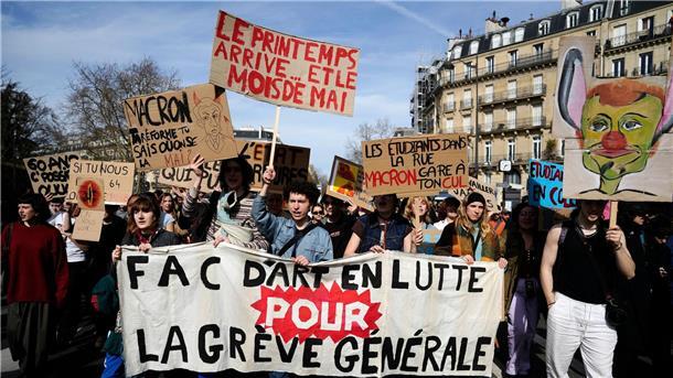 Frankreichs Regierung drückt Rentenreform durchs Parlament In Paris gibt es auch am Abstimmungstag Protest gegen die Rentenreform.