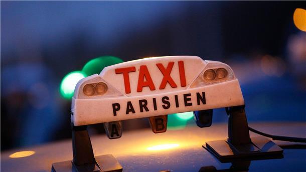 In Paris hat ein Taxifahrer zahlreiche Touristen übers Ohr gehauen.