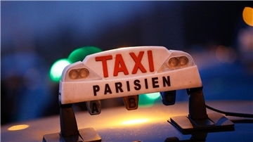 In Paris hat ein Taxifahrer zahlreiche Touristen übers Ohr gehauen.