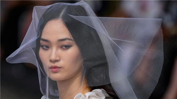 Chanel macht das Seine-Ufer zum Laufsteg  In Paris zeigt Chanel seine neue Haute-Couture-Kollektion für den kommenden Herbst/Winter.