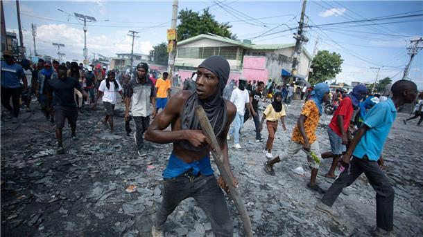 In Port-au-Prince kommt es zu Ausschreitungen.