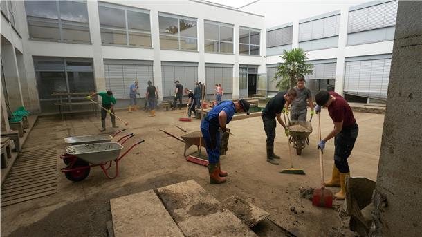 In Rheinland-Pfalz hat die Schule bereits begonnen - doch nicht jedes Schulgebäude ist wieder vollständig hergerichtet, auch wenn freiwillige Helfer, wie hier in einer Realschule in Bad Neuenahr, in den vergangenen Wochen alles dafür taten.