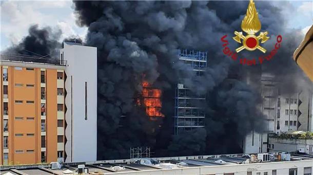 Großer Brand in mehrstöckigem Wohngebäude in Rom - ein Toter In Rom ist in einem mehrstöckigem Wohngebäude ein großes Feuer ausgebrochen.