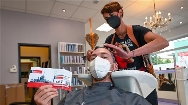 Auf Shoppingtour mit dem Stadtgutschein In rund 200 Bremerhavener Geschäften kann man den Stadtgutschein einlösen. Auch der Friseursalon „Sabine Schwarz Haarstudio“ macht mit.