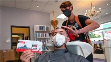 In rund 200 Bremerhavener Geschäften kann man den Stadtgutschein einlösen. Auch der Friseursalon „Sabine Schwarz Haarstudio“ macht mit.