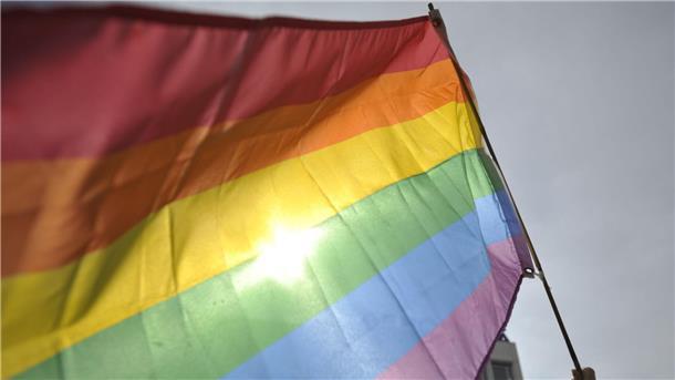 Wegen Regenbogen-Ohrringen: Arrest für Frau in Russland In Russland wurde eine Frau zu einer mehrtägigen Haft verurteilt, nachdem sie in der Öffentlichkeit mit Regenbogen-Ohrringen gesehen wurde.
