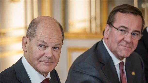 Scholz und Pistorius gegen Debatte um Kampfflugzeuge In Sachen Kampfjets für die Ukraine einer Meinung: Bundeskanzler Olaf Scholz (l) und sein neuer Verteidigungsminister Boris Pistorius.