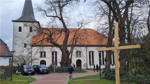 In Scheeßel begann um 14 Uhr die Trauerfeier. Die Polizei war vor Ort und beobachtete das Geschehen.