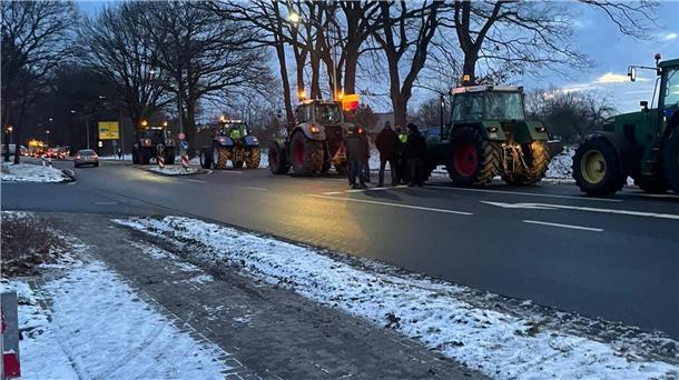 Bauernproteste: Heute Morgen wird der Hafen in Bremerhaven blockiert In Scheeßel bewegt sich am neuen Kreisel nichts mehr.
