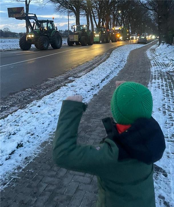Bauernproteste: Heute Morgen wird der Hafen in Bremerhaven blockiert In Scheeßel haben sich auch lange Trecker-Kolonnen gebildet.
