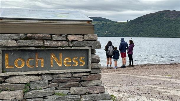 Wo ist Nessie - und was? Schottland sucht das Seeungeheuer In Schottland hat am Wochenende die vermutlich größte Suche nach dem Ungeheuer von Loch Ness, genannt Nessie, seit Jahrzehnten begonnen.