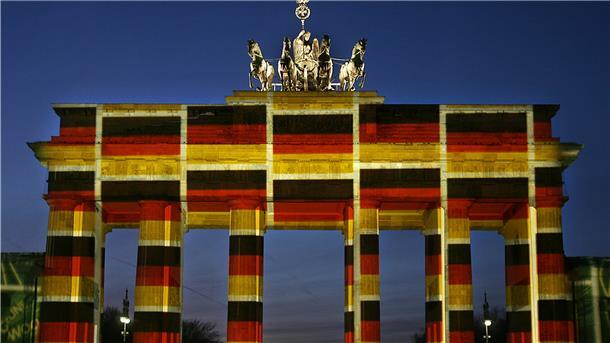 In Schwarz-Rot-Gold erstrahlt das Brandenburger Tor - einst Symbol der Teilung Deutschlands.