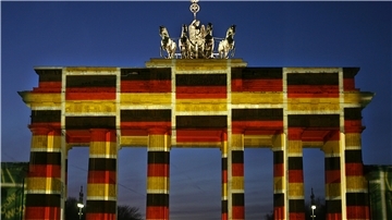 In Schwarz-Rot-Gold erstrahlt das Brandenburger Tor - einst Symbol der Teilung Deutschlands.