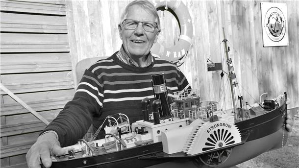 Butjadingen trauert um Elmar Hüttenmeister: Klartext war seine Sprache Ein älterer Mann mit einem Schiffsmodell auf einem Schwarz-Weiß-Foto. Kapitän Elmar Hüttenmeister aus Butjadingen ist im Alter von 85 Jahren verstorben.