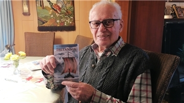 Gerhard Pflanz hält sein neues Buch in die Kamera.