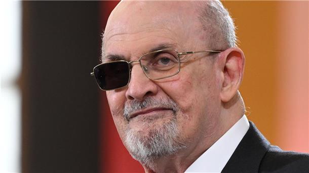 Was das Literatur-Frühjahr verspricht In seinem neuen Buch „Knife“ verarbeitet Salman Rushdie die Messerattacke auf ihn.