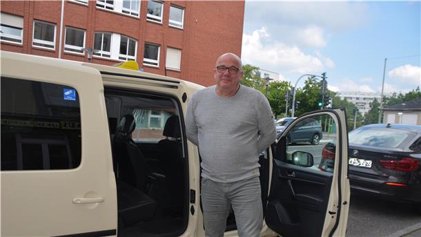 Kein gutes Jahr für Taxiunternehmer In seinem Taxi hat Gustav Klitsch, Geschäftsführer von Taxi Lloyd, eine Trennscheibe zwischen vorderer und hinterer Sitzbank eingebaut.