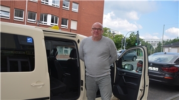 In seinem Taxi hat Gustav Klitsch, Geschäftsführer von Taxi Lloyd, eine Trennscheibe zwischen vorderer und hinterer Sitzbank eingebaut.