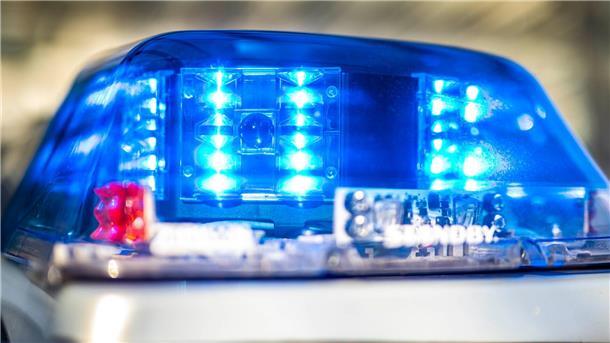 Ein Blaulicht leuchtet auf dem Dach eines Polizeiwagens.