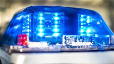 Ein Blaulicht leuchtet auf dem Dach eines Polizeiwagens.