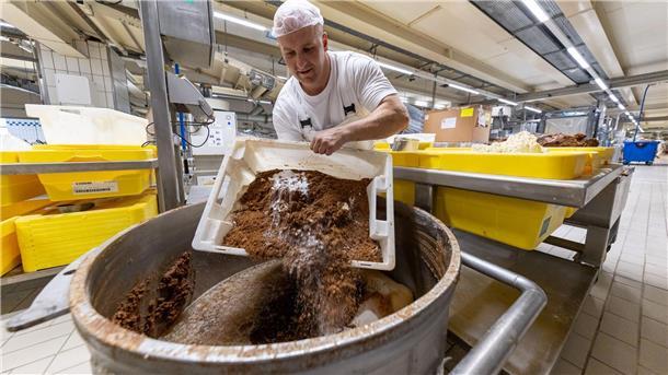 In so einem großen Bottich wird Teig für Lebkuchen gemischt.