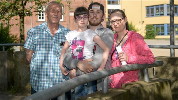 Mitschüler bedroht Achtjährige an Bremerhavener Grundschule mit Softair-Pistole Von links: Manfred Köckritz, Josephine Marie (8), Bruder Dustin und Yvonne Köckritz vor der Marktschule.