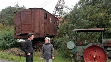 In Stapel plötzlich der Kindheit wieder begegnet: Claudia Koppert und Jan Walther mit dem alten Menck-Dampfbagger.