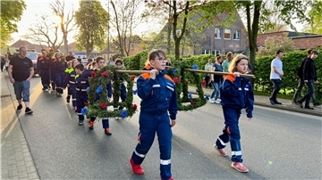 Das Foto zeigt einen Festumzug durch Stollhamm am 30. April 2024.